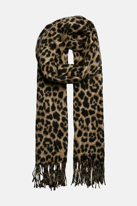 Bruine wintersjaal van PIECES® met een luipaardprint en franjes.
