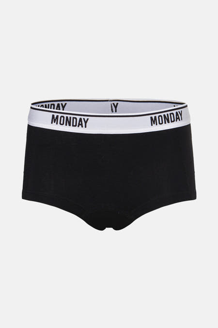 Zwarte shorty van PIECES® met een witte elastische band en de tekst "MONDAY" erop.
