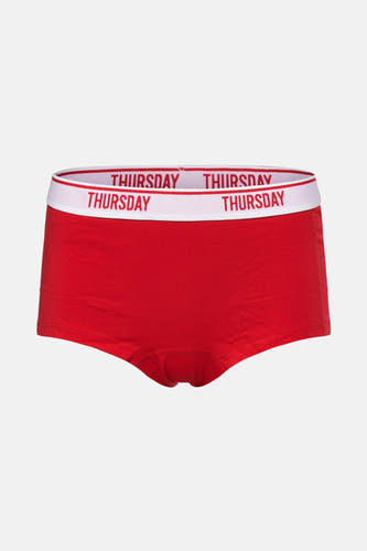 Rode shorty van PIECES® met een witte tailleband met "Thursday" erop in rode letters.
