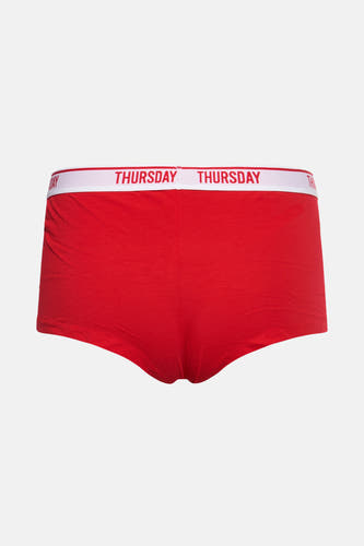 Rode shorty van PIECES®, met een witte elastische band met de tekst 'Thursday'.
