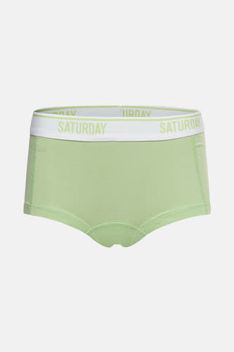 Shorty vert de PIECES® avec une ceinte blanche sur laquelle est imprimé "SATURDAY".