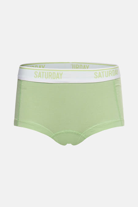 Shorty vert de PIECES® avec une ceinte blanche sur laquelle est imprimé "SATURDAY".