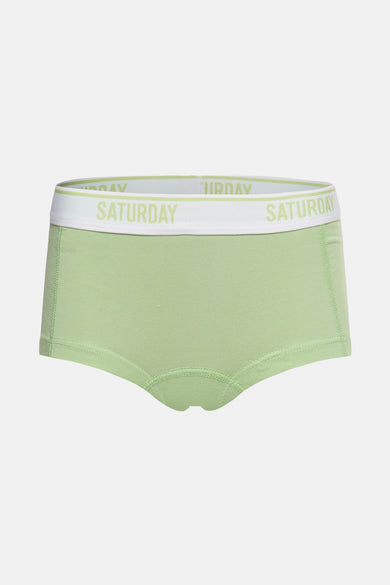 Shorty vert de PIECES® avec une ceinte blanche sur laquelle est imprimé "SATURDAY".