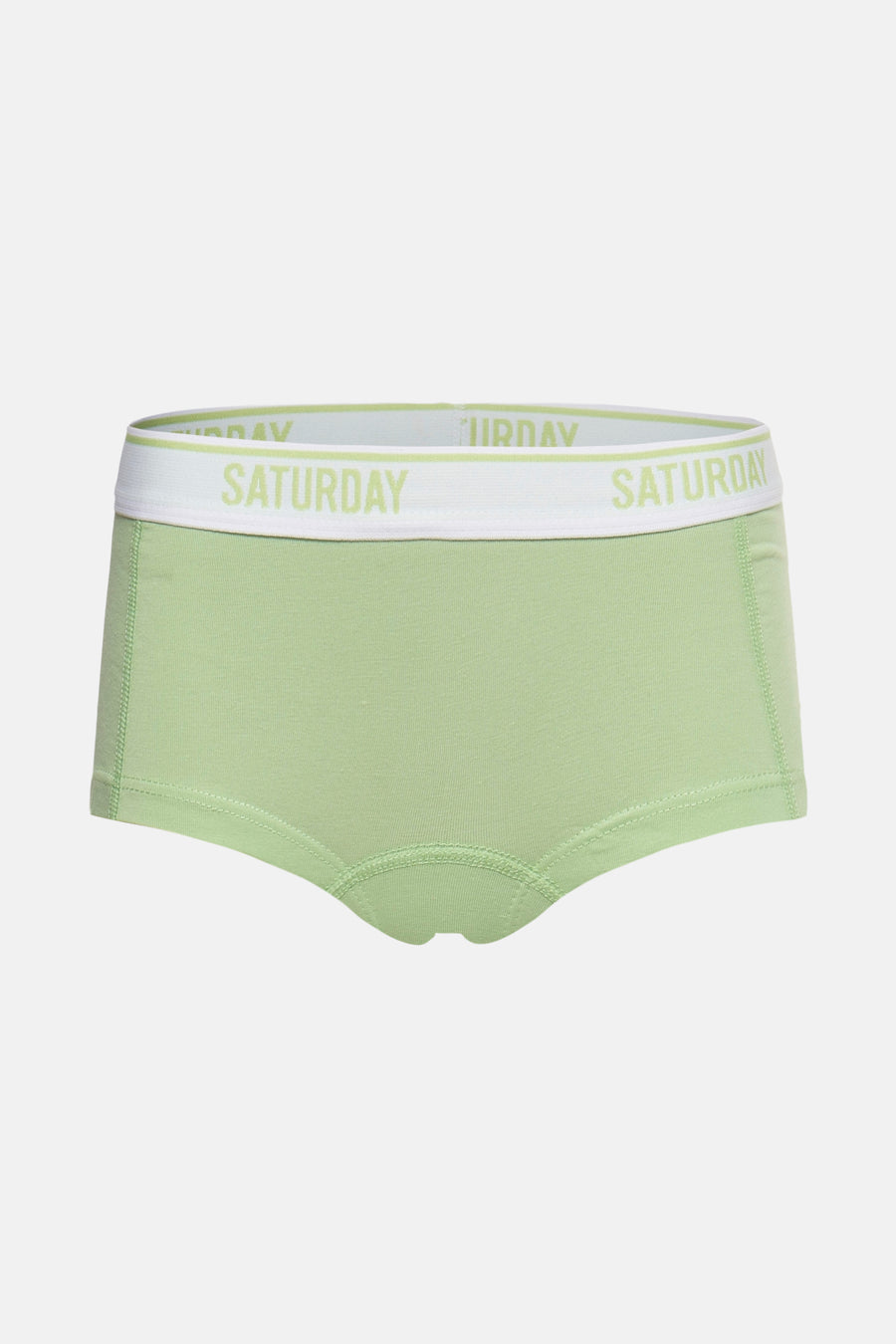 Shorty vert de PIECES® avec une ceinte blanche sur laquelle est imprimé "SATURDAY".