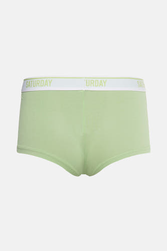 Groene shorty van PIECES® met witte tailleband waarop "SATURDAY" staat afgebeeld.