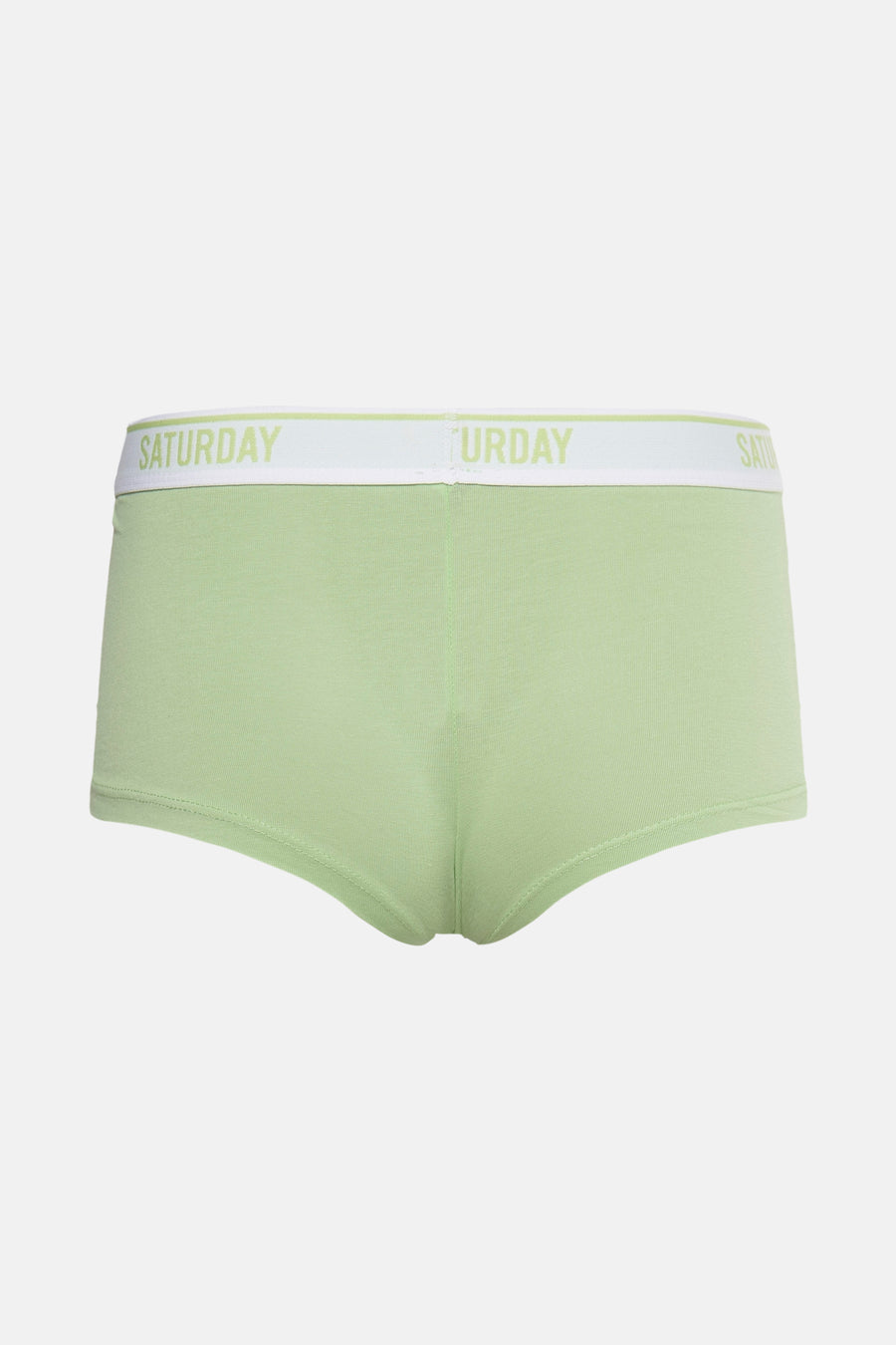 Groene shorty van PIECES® met witte tailleband waarop "SATURDAY" staat afgebeeld.