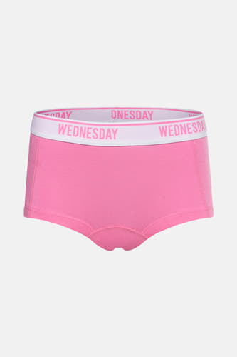 Roze shorty van Pieces met een elastische band met "Wednesday" erop in roze letters.