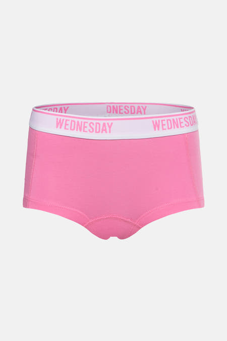 Shorty rose de PIECES®, avec une ceinture élastique dotée d'une impression textuelle.