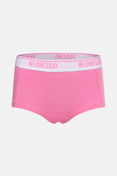 Shorty rose de PIECES®, avec une ceinture élastique dotée d'une impression textuelle.