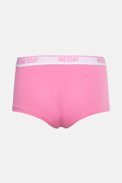 Roze shorty van PIECES®, met elastische tailleband voorzien van een tekstprint.
