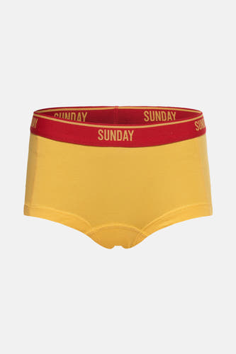 Shorty jaune de PIECES® avec une ceinture rouge portant l'inscription "SUNDAY".