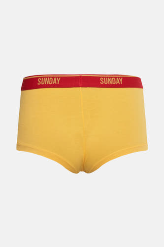 Gele shorty van PIECES® met een rode tailleband met het opschrift "SUNDAY".