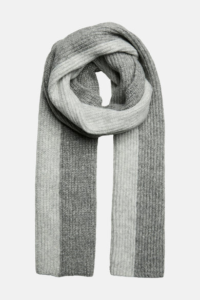 Grijze wintersjaal van PIECES® met een gestreept patroon en een zachte gebreide textuur.