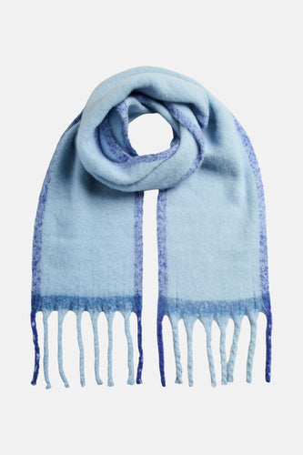 Een blauwe sjaal met franjes.

