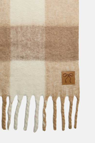 Écharpe d'hiver beige de PIECES®, avec un motif rayé et des franges.