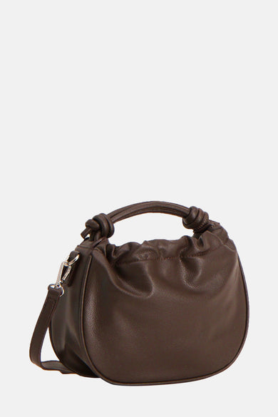 Sac à main brun de PIECES®, avec un manche tressé et une bandoulière amovible, en une texture douce et lisse.