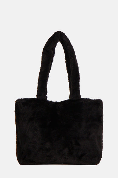 Zwarte schoudertas van PIECES® met zachte, harige textuur en twee handvatten.