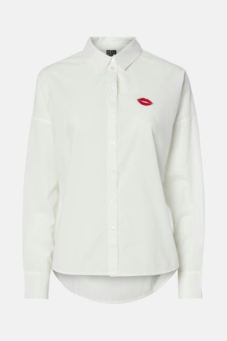 Blanc, t-shirt à longues manches de PIECES® avec un imprimé de rouge à lèvres rouge sur la poitrine.