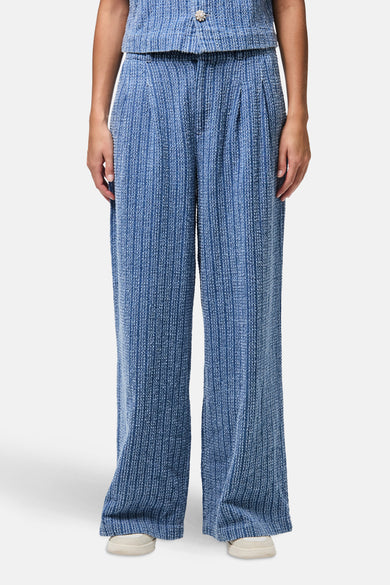 Jean en PIECES de de bleu moyen, avec une structure structurée et des jambes larges.