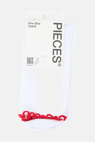 Chaussettes blanches de PIECES® avec une bordure rouge élégante aux extrémités.