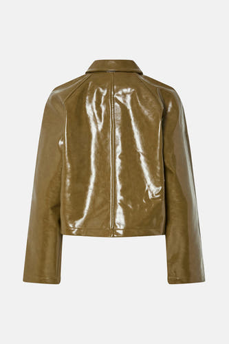 Manteau court vert de PIECES® avec des manches longues et un fini brillant.