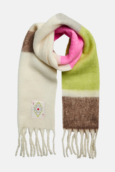 Multicolour wintersjaal van PIECES, met blokstrepen in bruin, roze en groen en een decoratief speelkaartdetail.

