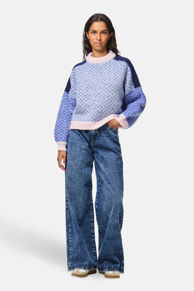 Multikleurige trui met ronde hals van PIECES®, met blauw en wit geometrisch patroon.