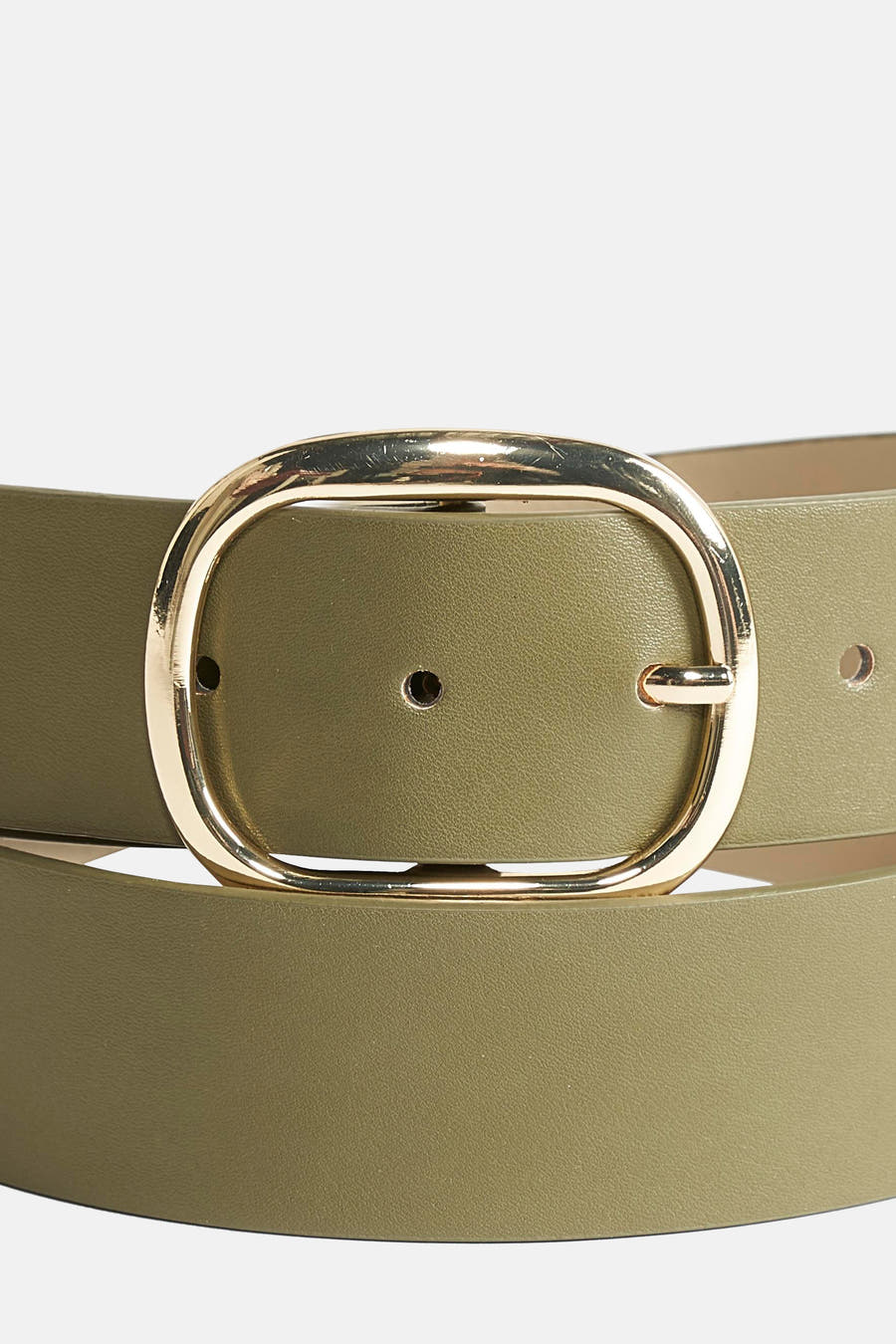 Groene riem van PIECES®, met een goudkleurige ovale gesp en gaatjes voor verstelling.