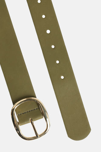 Groene riem van PIECES® met gouden gesp en gaatjes over de lengte.
