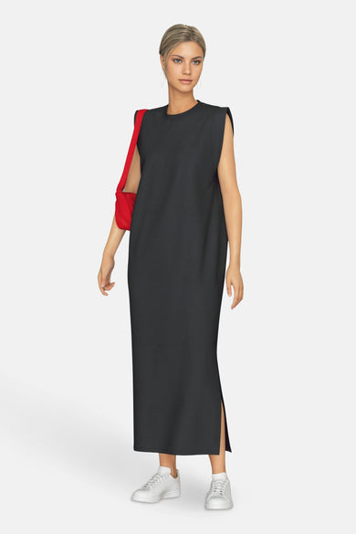 Robe sans manches noire de PIECES®, avec un sac rouge et des baskets blanches.