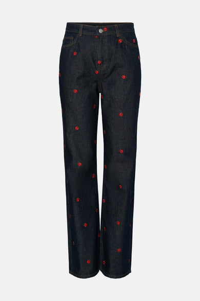 Donkerblauwe rechte jeans van PIECES® met rode rozen geborduurd over het gehele oppervlak.
