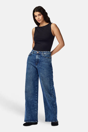 Body noir de PIECES®, combiné avec un jean ample et des chaussures noires.