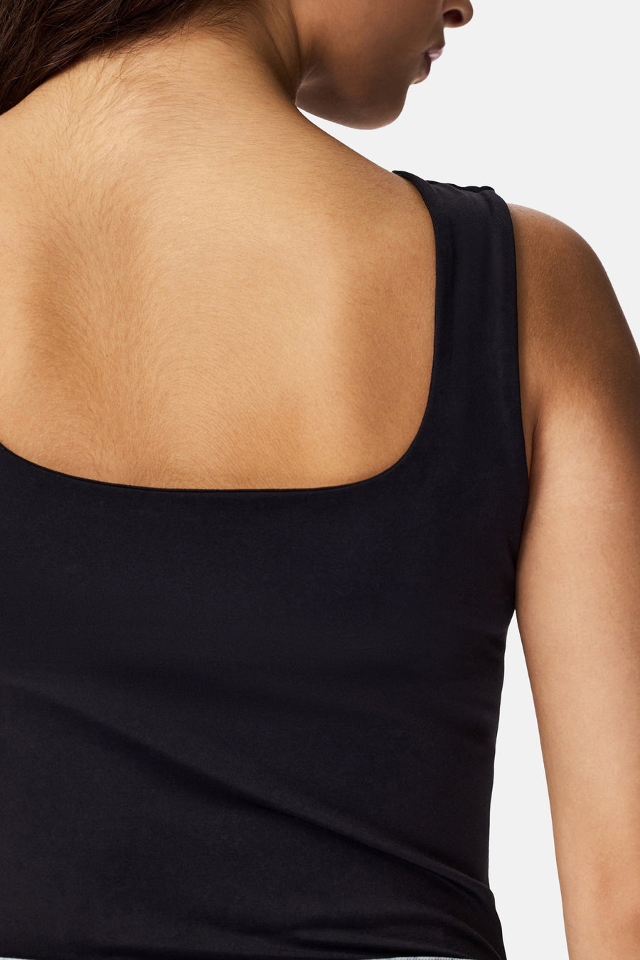 Body noir de PIECES®, vue arrière rapprochée, design uni, avec dos nu.