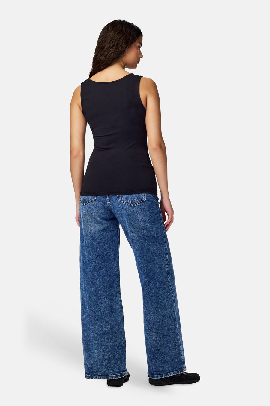 Body noir de PIECES®, vue de dos, combinée avec un jean ample et des chaussures noires.