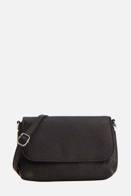 Zwarte schoudertas van PIECES met zilverkleurige gesp en fijne korrelstructuur.