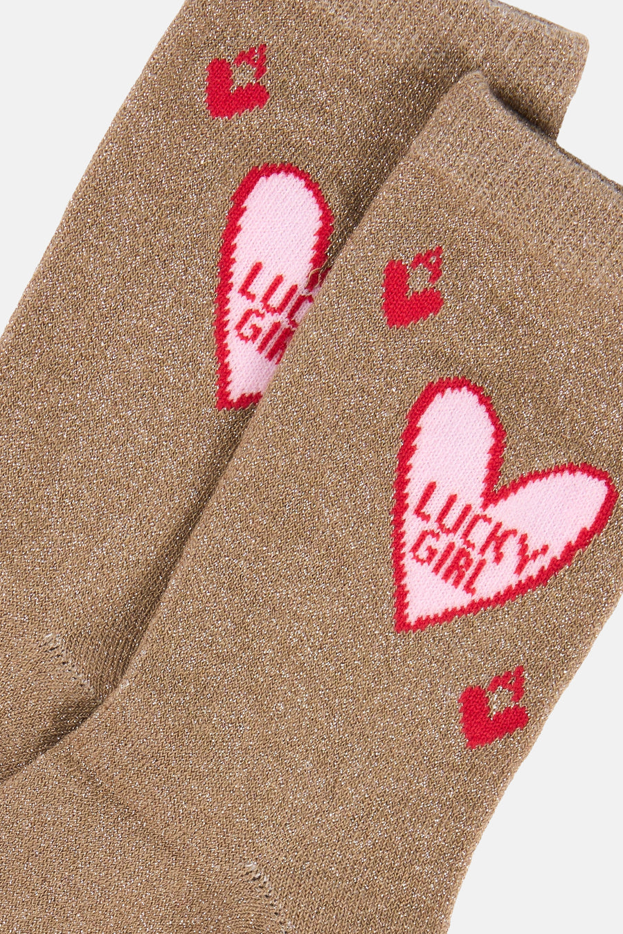 Glimmende beige gebreide sokken van PIECES® met rode hartjes en de tekst 'LUCKY GIRL'.