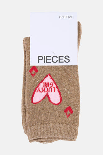 Beige glitter sokken van PIECES® met roze hart, 'LUCKY GIRL' tekst en rode ruitjes, gepresenteerd met een wit label.