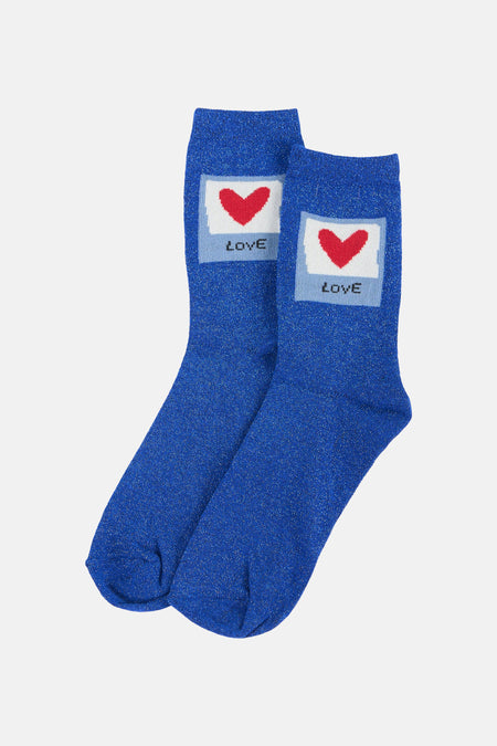 Blauwe glitter sokken van PIECES® met een rood hart en "LOVE" tekst op de voorkant.