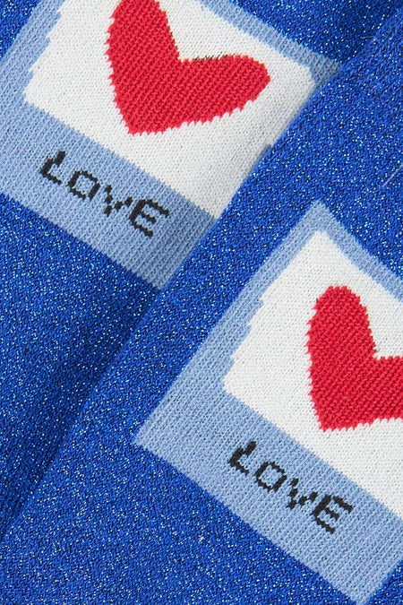 Glimmende blauwe gebreide sokken van PIECES® met witte vlakken, rode harten en de tekst 'LOVE'.