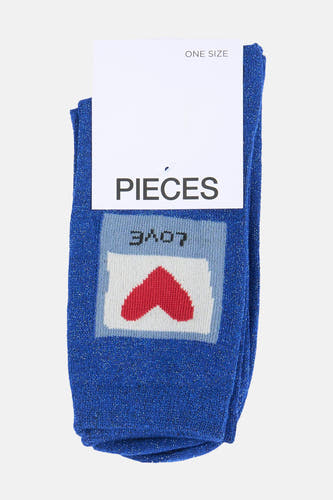 Glitterblauwe sokken van PIECES® met een rood hart en omgekeerde 'LOVE' tekst op een wit en lichtblauw vlak.