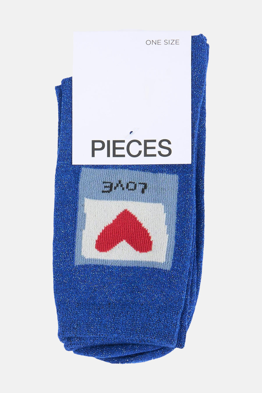Glitterblauwe sokken van PIECES® met een rood hart en omgekeerde 'LOVE' tekst op een wit en lichtblauw vlak.
