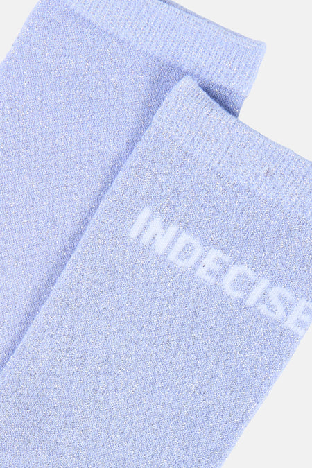 Lavendelkleurige sokken van PIECES® met glitterdraad en de tekst 'INDECISIVE' in wit.
