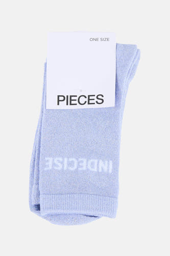Lichtblauwe glinsterende sokken van PIECES® met de tekst 'INDECISE' en een wit 'ONE SIZE' label.