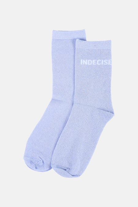 Chaussettes bleu clair scintillantes de PIECES® avec le texte 'INDECISE' et une étiquette blanche 'ONE SIZE'.