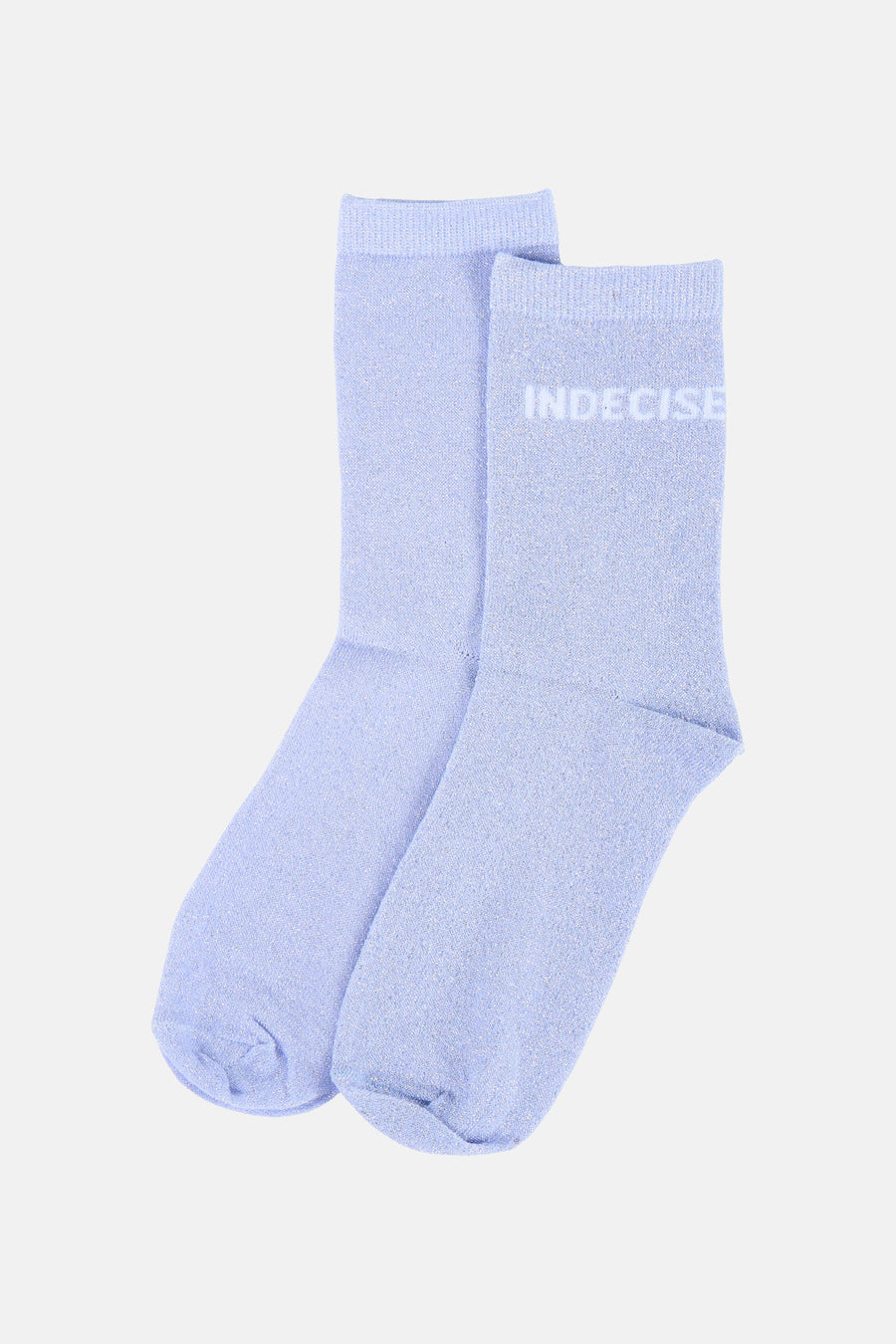 Een paar lila sokken met glitterdraad van PIECES®, met deels zichtbare tekst 'INDECISIVE'.