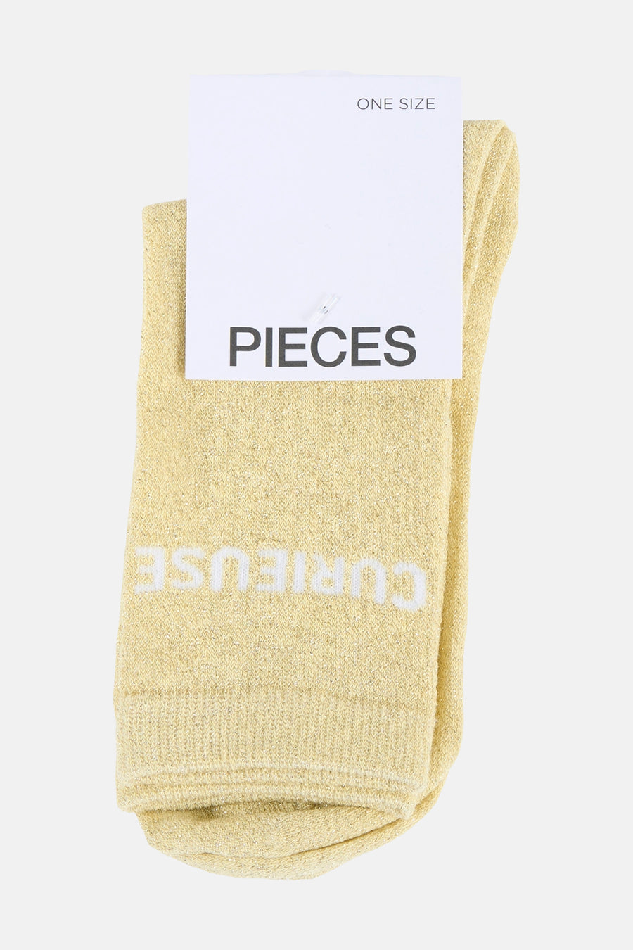 Gele gebreide sokken van PIECES met glinstering, de tekst 'CURIEUSE' en een wit label.