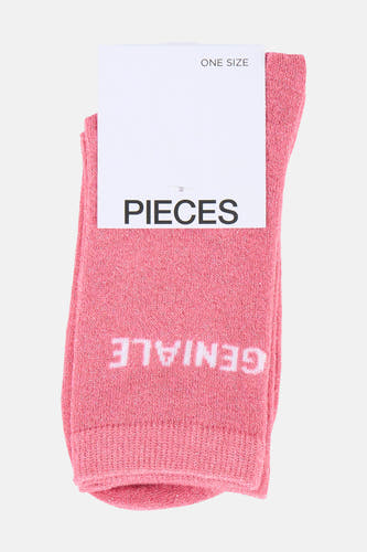 Roze glimmende sokken van PIECES, met een wit label waarop 'ONE SIZE' en 'PIECES' staan, en 'GENIALE' ondersteboven op de sok.