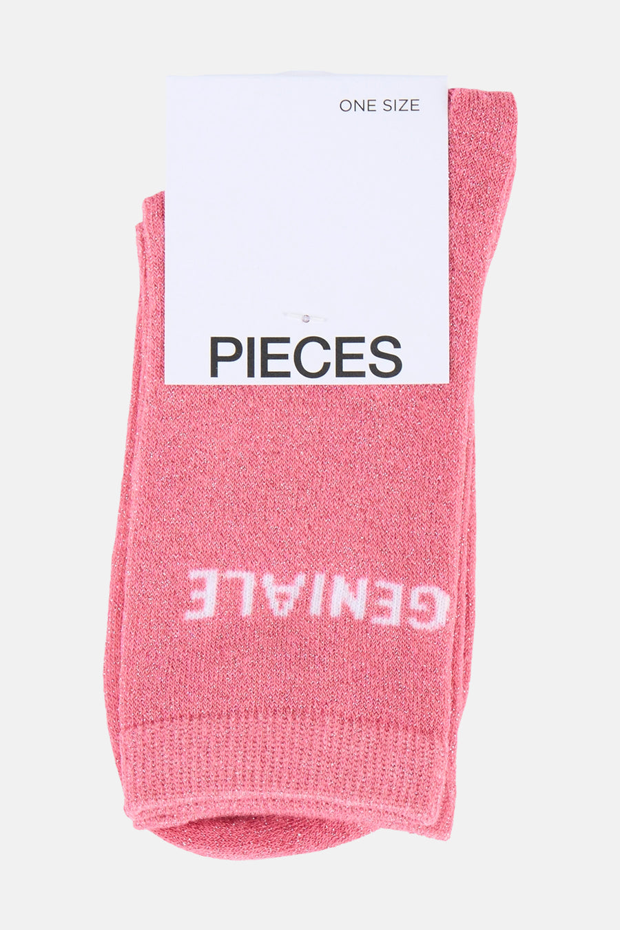 Roze glimmende sokken van PIECES, met een wit label waarop 'ONE SIZE' en 'PIECES' staan, en 'GENIALE' ondersteboven op de sok.