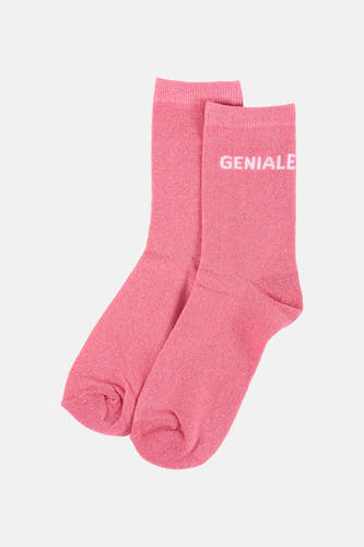 Roze sokken van PIECES® met 'GENIALE' tekst en subtiele glinstering.