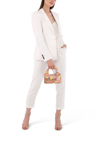 Sac à main multicolore de PIECES® avec motif floral à paillettes, porté par un mannequin.